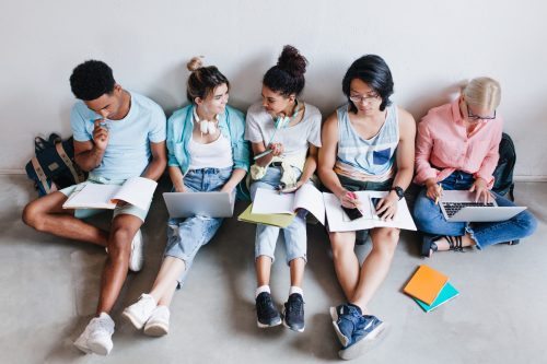 Estudiantes preparándose el B1